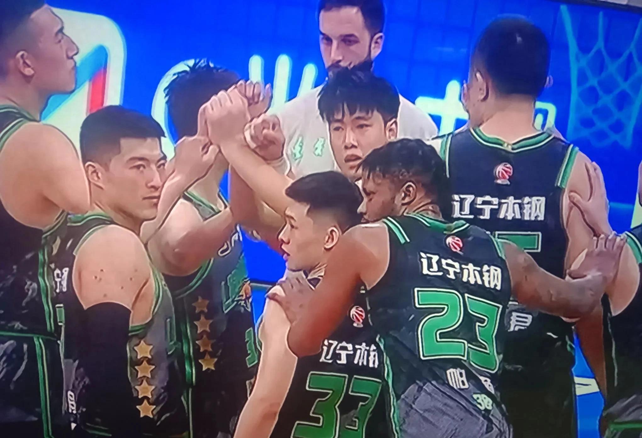 包含北京首钢战胜福建，稳定联赛前列的词条